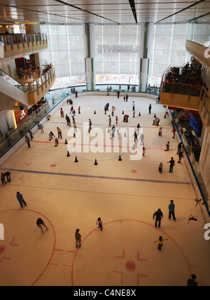 Pista di pattinaggio su ghiaccio in elementi mall, Stazione di Kowloon, West Kowloon, Hong Kong, Cina Foto Stock