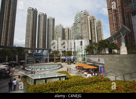 Sala da pranzo all'aperto in Piazza Civica, elementi Mall, West Kowloon, Hong Kong, Cina Foto Stock