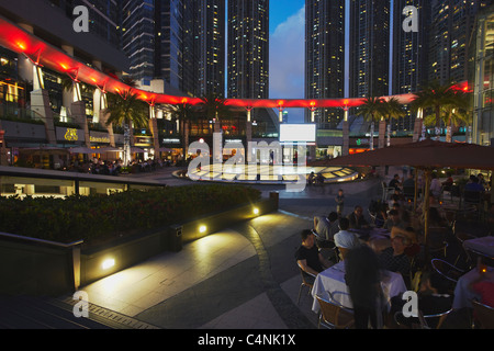 Ristoranti in Piazza Civica, elementi Mall, West Kowloon, Hong Kong, Cina Foto Stock