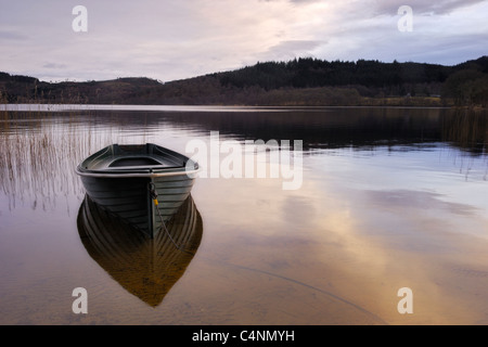 Canotto legato sulla riva, Loch Ard, Scozia Foto Stock