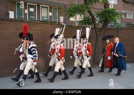 Beating the Bounds a St Botolph senza Aldgate London. Ward of Portsoken City of London Lord Mayor of the City of London Alderman Alderman, Michael Bear con mantello rosso, cappello e catena d'ufficio. 2011 2010S UK HOMER SYKES Foto Stock