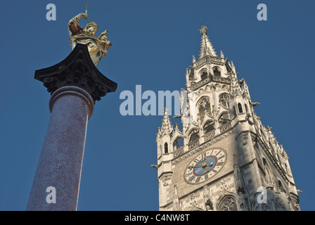 Marienplatz e il Rathaus con Maria la colonna Foto Stock