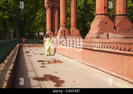 Donna in sari al Red Fort (Patrimonio Mondiale dell'UNESCO), la Vecchia Delhi, Delhi, India (MR) Foto Stock