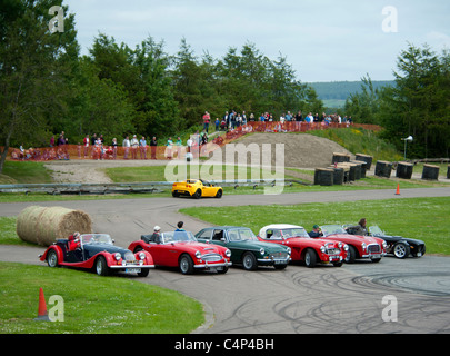 Sport Gli appassionati di auto allineare le loro auto a Alford soddisfare, Abedeenshire. SCO 7260 Foto Stock