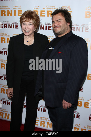 SHIRLEY MACLAINE JACK BLACK BERNIE. Prima mondiale al 2011 LOS ANGELES FILM FESTIVAL apertura notturna il centro cittadino di LOS ANGELES C Foto Stock