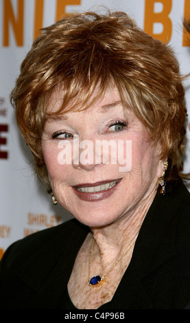 SHIRLEY MACLAINE BERNIE. Prima mondiale al 2011 LOS ANGELES FILM FESTIVAL apertura notturna il centro cittadino di Los Angeles California U Foto Stock