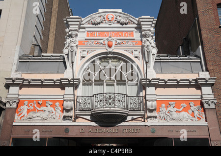 Il bellissimo baldacchino sopra l'ingresso al Royal Arcade in Albemarle Street, Londra, Regno Unito. Foto Stock