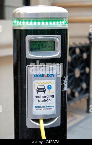 Close-up di un attivo Elektrobay on-street auto elettrica punto di ricarica su Albemarle Street, Londra. Apr 2011 Foto Stock