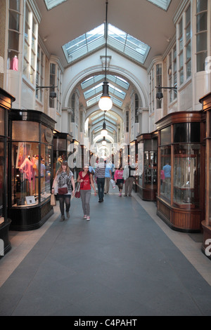 Visualizza in basso la Burlington Arcade (linking Piccadilly e Bond Street) presso negozi di lusso, la zona centrale di Londra, Regno Unito. Foto Stock