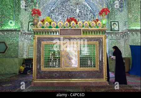 Donna iraniana pregare presso l Imam Zadeh-ye Ali Ebn-e Hamze moschea di Shiraz, Iran Foto Stock