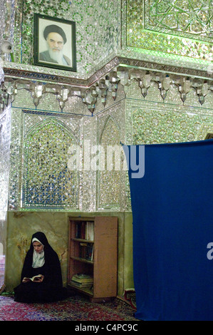 Donna iraniana pregare presso l Imam Zadeh-ye Ali Ebn-e Hamze moschea di Shiraz, Iran Foto Stock