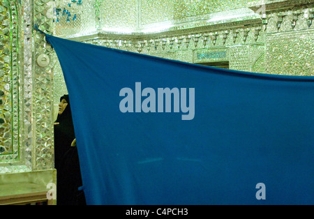 Donna iraniana pregare presso l Imam Zadeh-ye Ali Ebn-e Hamze moschea di Shiraz, Iran Foto Stock