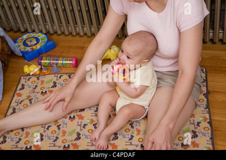 Madre con i suoi sei-mese-vecchio figlio Foto Stock