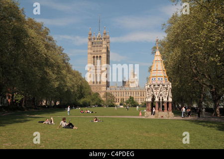 Buxton Memorial Fontana e il Palazzo di Westminster giardini con la torre di Victoria dietro, Palazzo di Westminster, Londra, Regno Unito. Foto Stock