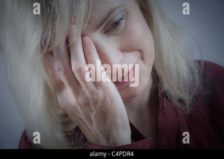 Bionda di mezza età donna che piange Foto Stock