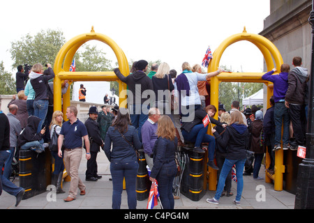 Royal Wedding 2011: spettatori salire su cancelli di sicurezza per vedere oltre la folla nella parte anteriore vicino al Mall Foto Stock