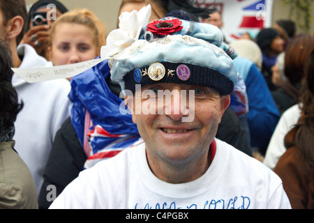 Royal Wedding 2011: John Loughrey, la prima persona a camp fuori l'Abbazia di Westminster, il giorno delle nozze Foto Stock