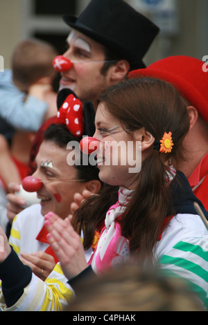 Clown terapia membri celebrando Red Nose day a roma italia Foto Stock