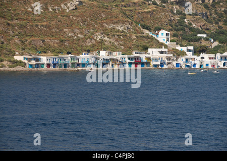 Dipinto luminosamente case di pescatori in Klima villaggio di pescatori sull'isola cicladica di Milos in Grecia Foto Stock