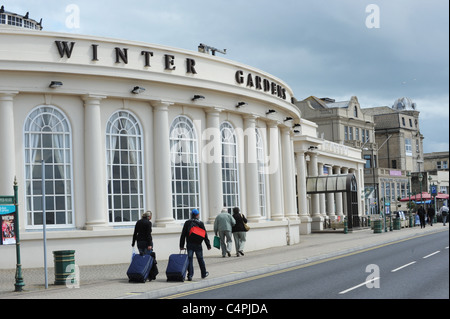 Vacanze a camminare lungo i Giardini Invernali Pavilion Weston-super-Mare Somerset England Regno Unito Foto Stock