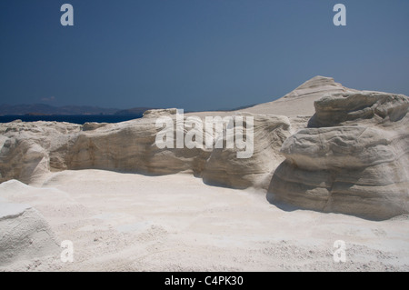 Il fluido formazioni rocciose di Sarakiniko sull isola di Milos, Grecia Foto Stock