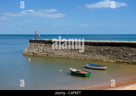 Dawlish frangionde con un uomo solitario la pesca Devon England Regno Unito Foto Stock