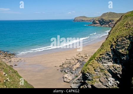 Lundy Bay beach sulla North Cornwall costa, con la bassa marea. Foto Stock