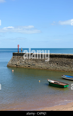 Dawlish frangionde con un uomo solitario la pesca Devon England Regno Unito Foto Stock