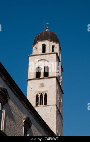 Torre campanaria del monastero francescano sul Stradun, Dubrovnik, Croazia Foto Stock