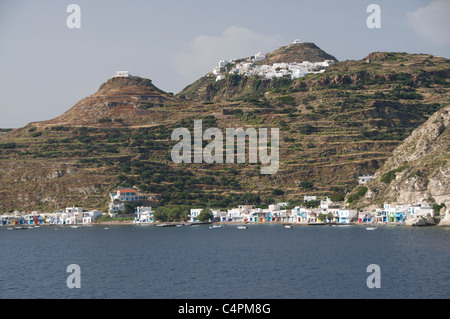 Villaggio di Pescatori Klima con Plaka e Kastro sopra sull'isola cicladica di Milos in Grecia Foto Stock