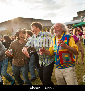 I giovani e i meno giovani ballare divertendosi al medio annuale Mad free music festival a Aberystwyth Arts Center, 19 giugno 2011. Foto Stock