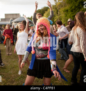 La gente ballare avente una buona volta all'annuale metà Mad free music festival a Aberystwyth Arts Center, 19 giugno 2011. Foto Stock