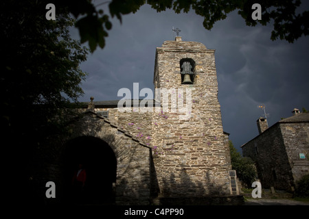 Santa Maria la Chiesa reale in O Cebreiro, in modo Francese del Cammino di San Giacomo, Galizia, Spagna Foto Stock