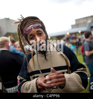 Un uomo con dreadlocks a metà Mad free music festival a Aberystwyth Arts Center, 19 giugno 2011. Foto Stock