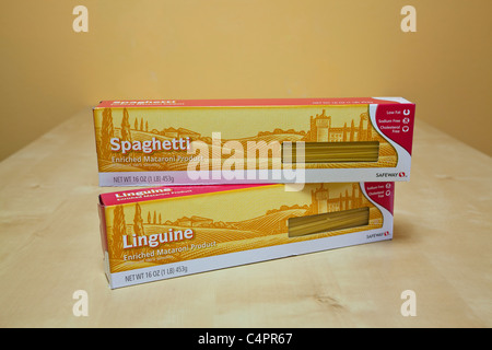 Una scatola di pasta Linguini Spaghetti Foto Stock