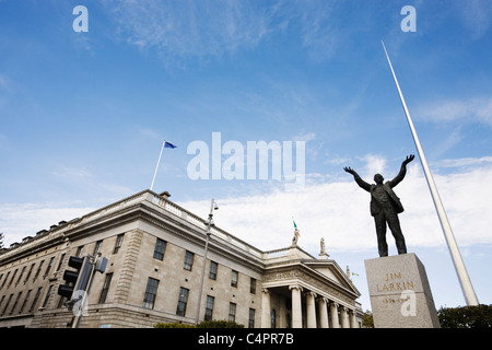 Statua di Jim Larkin al di fuori Ufficio Generale delle Poste, Dublin, Repubblica di Irlanda Foto Stock