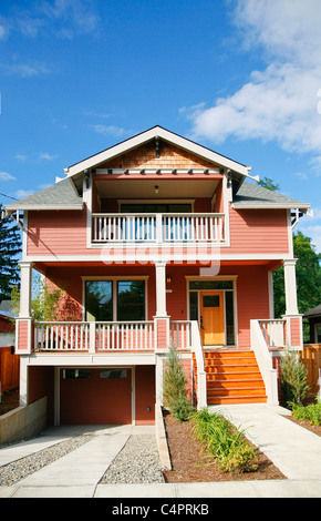 Esterno il colpo di una grande terra-cotta colorato stile artigiano di casa. Foto Stock