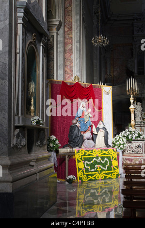 Italia - Francavilla Fontana. Chiesa Matrice o Madre della Chiesa della Vergine. Santuario floreale in maggio. Foto Stock