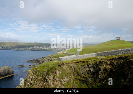 La Scozia, isole Shetland, Continentale, Lerwick. Il Knab sentiero, campo da golf & vista del Clickimin Loch. Foto Stock