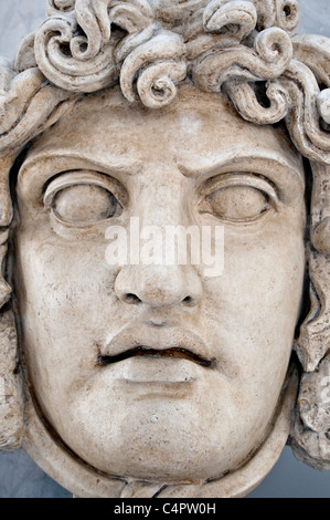 Testa di marmo della Gorgone Medusa musei Capitolini di Roma, Italia Foto Stock