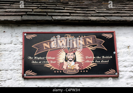 Il Pub segno per il New Inn in Flash che è Britains villaggio più alto. Foto Stock