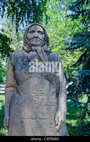 Kyrgyzstan - Bishkek - Statua di una donna anziana in Dubovy Park Foto Stock