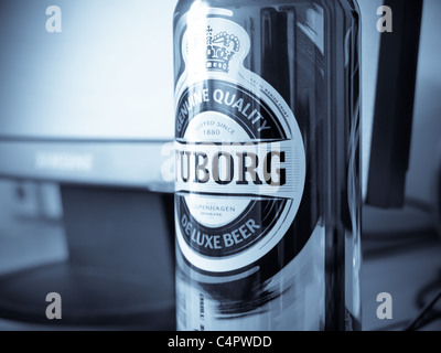 Tuborg birra vicino a un monitor, in colori blu. Foto Stock