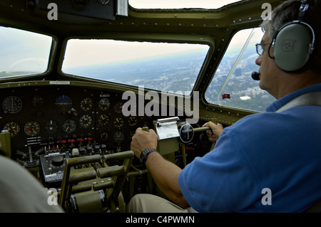 Il Co-pilota a controlli della restaurata la II Guerra Mondiale B-17 bombardiere Liberty Belle in volo su Hartford, Connecticut, Agosto 19, 2006 Foto Stock