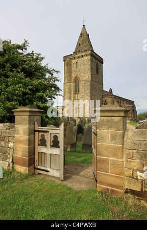 St Oswald la chiesa sorge nella parte superiore del Lythe Banca, Lythe, nel North Yorkshire vicino a Whitby Foto Stock