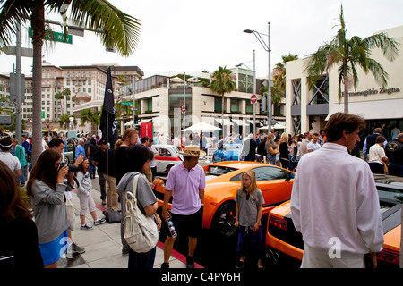 Una folla di auto e di scena al 2011 Rodeo Drive Concours d'ELEGANZA Foto Stock