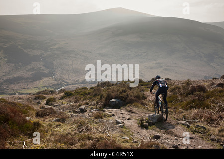 Irish mountain bike champion Robin Seymour scorre verso il basso di un roccioso trailt, County Wicklow, Repubblica di Irlanda Foto Stock