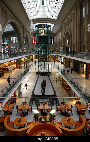 Centro commerciale all'interno della principale stazione ferroviaria di Lipsia Sassonia Germania orientale Foto Stock