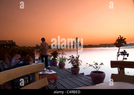 Un bel tramonto visto da un hotel nel centro di Phnom Penh Cambogia Foto Stock