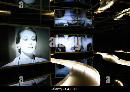 Installazione di monitor che mostrano vecchi classici film tedeschi all'interno del Museo Deutsche Kinemathek fur Film und Fernsehen, noto come Filmhaus, che ospita il Museo del Cinema e della Televisione di Berlino e il Deutsche Kinemathek (Archivio cinematografico tedesco) E fornisce una guida passo passo attraverso le pietre miliari dell'era cinematografica e l'interazione tra l'immagine in movimento e la società situata al Sony Center Potsdamer Platz Berlin Germania Foto Stock